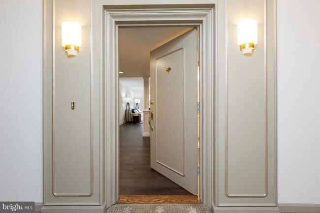 1015 33rd St NW-Unit -705 in Washington, DC - Building Photo - Building Photo