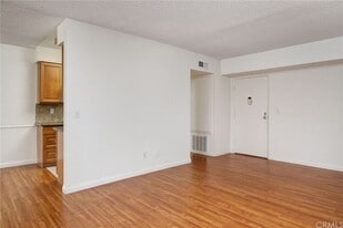 339 S Catalina Ave, Unit 315 in Pasadena, CA - Building Photo