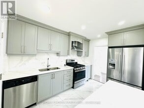 116 Eldomar Ave in Brampton, ON - Building Photo - Building Photo