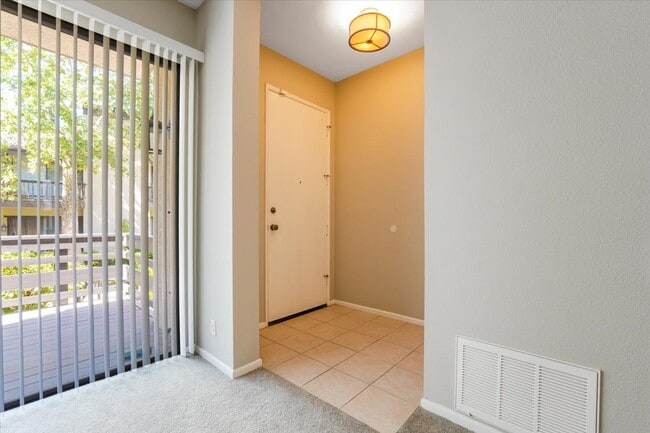 5711 Owensmouth Ave in Woodland Hills, CA - Foto de edificio - Building Photo