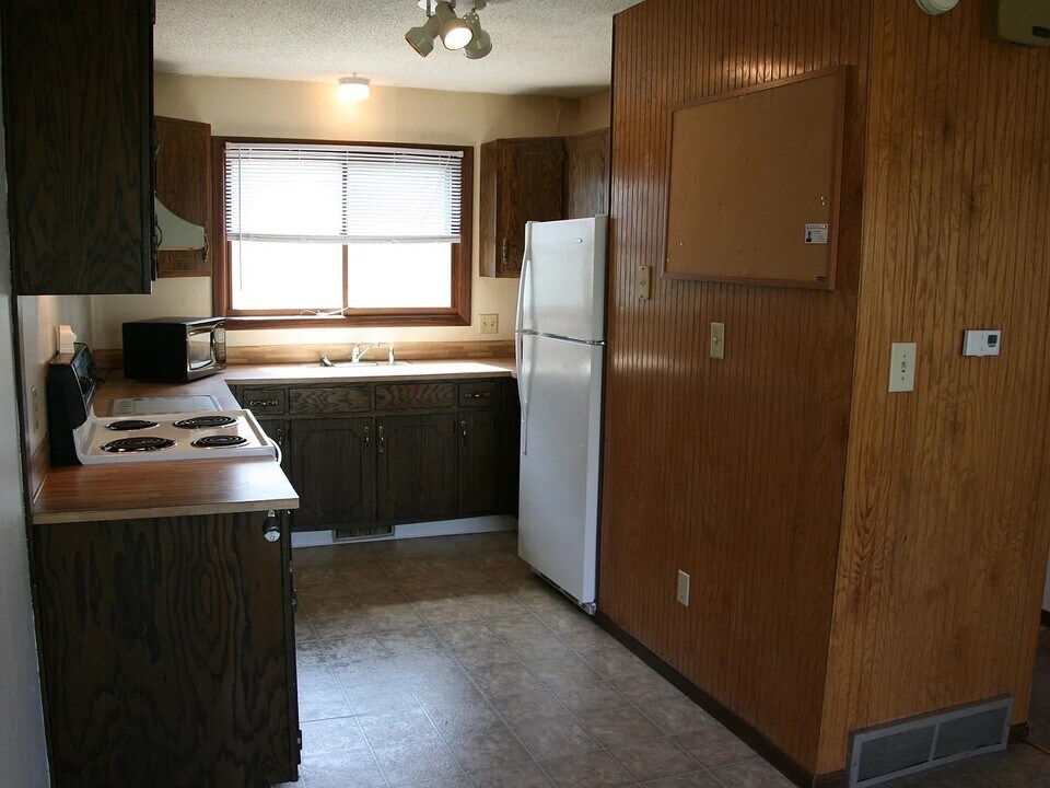 3915 Southlawn Rd in Cedar Falls, IA - Building Photo