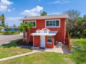 13100 Boca Ciega Ave in Madeira Beach, FL - Foto de edificio - Building Photo