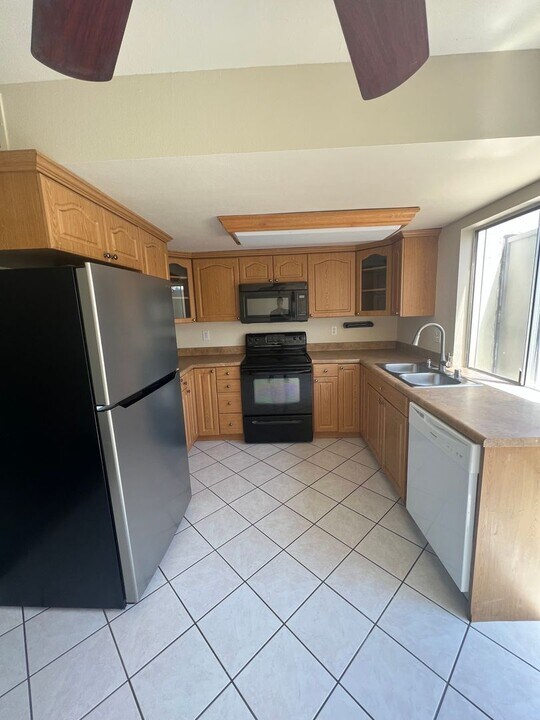 171 Espanas Glen in Escondido, CA - Building Photo