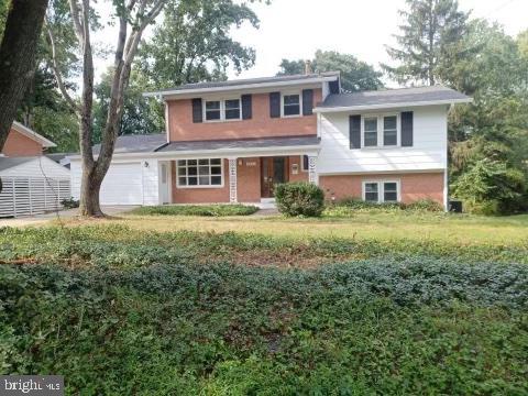 8211 Tuckerman Ln in Potomac, MD - Building Photo