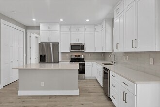 11044 Pinot Dr in Venice, FL - Foto de edificio - Building Photo