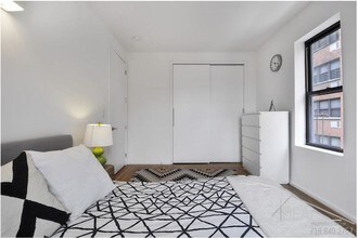 256 Seaman Ave in New York, NY - Building Photo - Building Photo