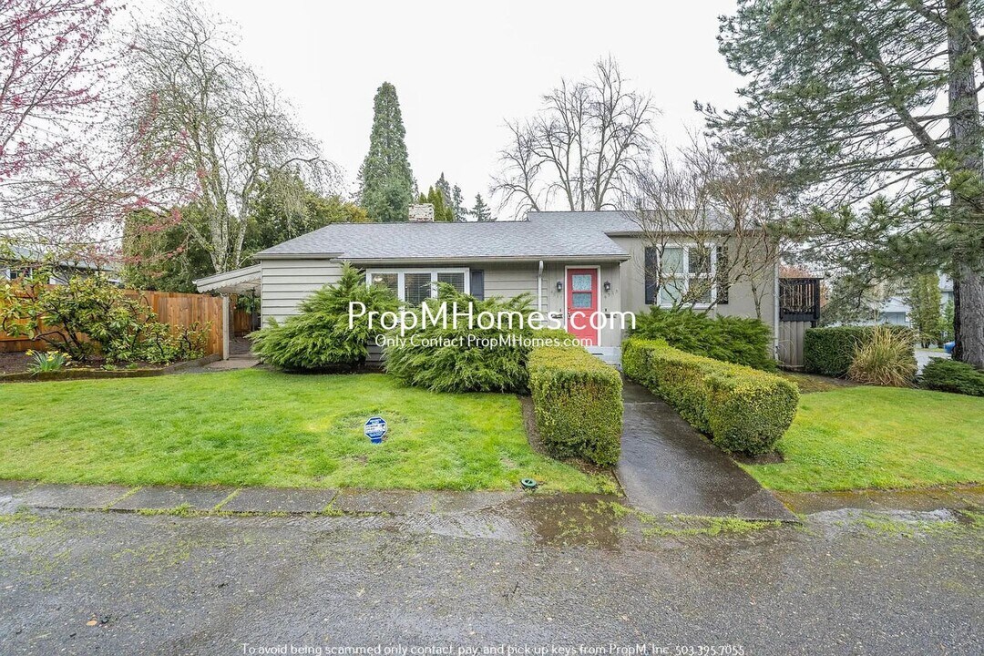 4517 SW Garden Home Rd in Portland, OR - Building Photo