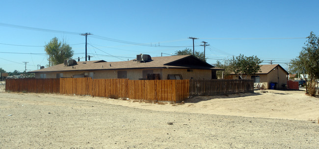 15320 Mojave Dr in Victorville, CA - Building Photo - Building Photo