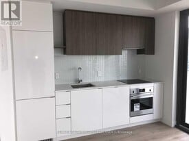 161 Roehampton Ave in Toronto, ON - Building Photo
