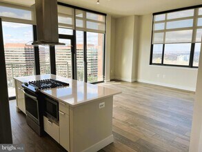 2000 Clarendon Blvd-Unit -1302 in Arlington, VA - Building Photo - Building Photo