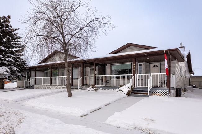 628 Lakeside Blvd in Strathmore, AB - Building Photo - Primary Photo