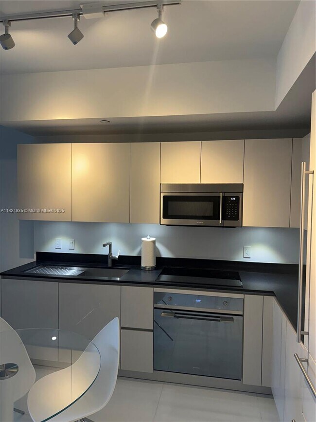 1010 Brickell Ave, Unit 2510 in Miami, FL - Building Photo - Building Photo