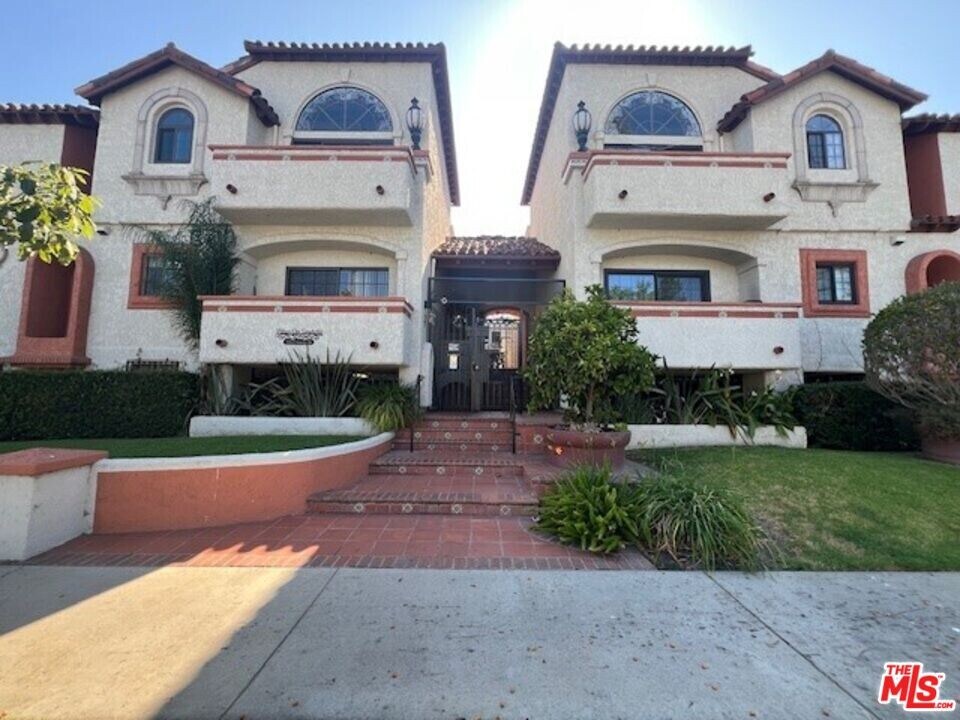 3261 Sawtelle Blvd in Los Angeles, CA - Building Photo