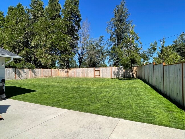 2327 Don St in Springfield, OR - Foto de edificio - Building Photo