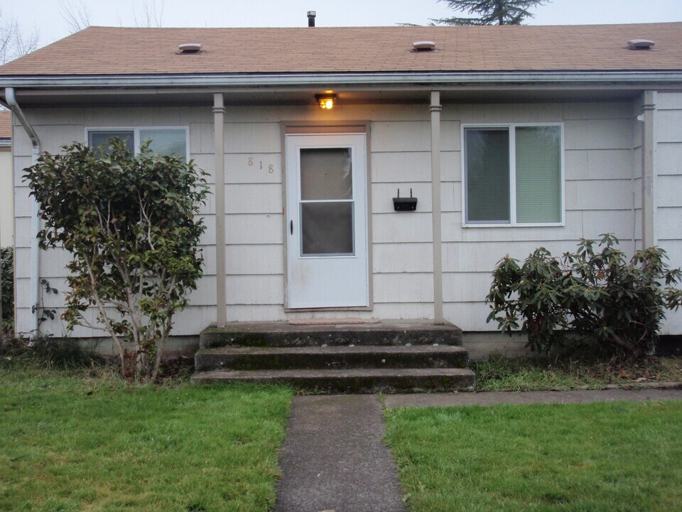 818 18th St in Springfield, OR - Building Photo