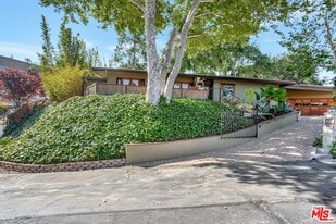 15511 Woodcrest Dr in Los Angeles, CA - Building Photo