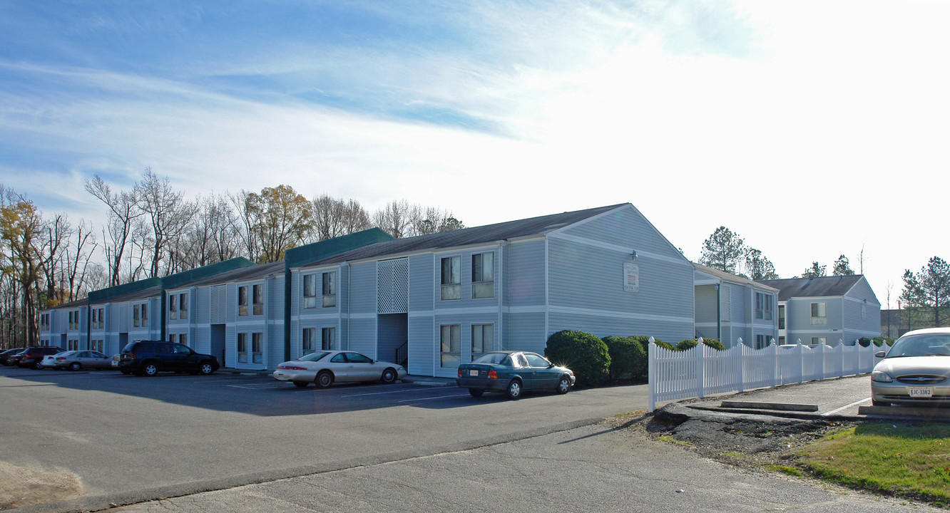 Quail Oaks Apartments in Petersburg, VA - Building Photo