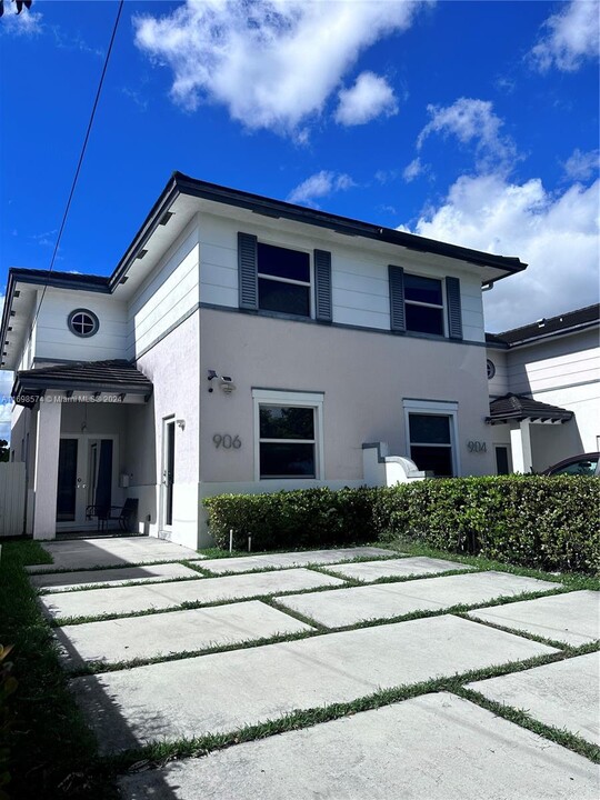 906 SW 65th Ave in West Miami, FL - Building Photo