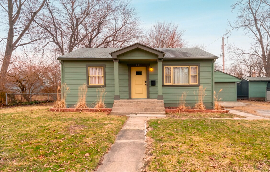 205 Hickory Ave in Crown Point, IN - Building Photo