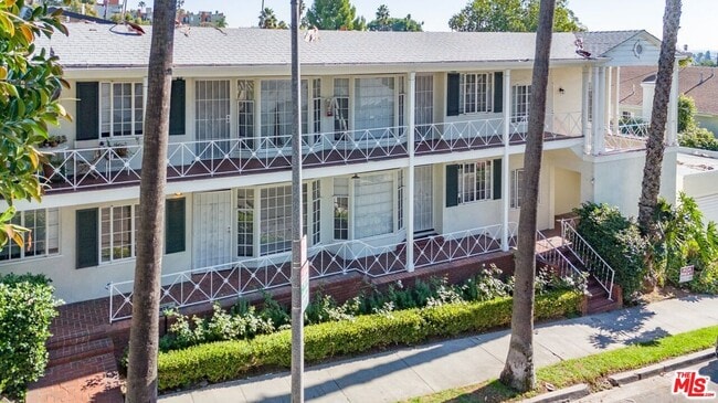 1646 N Sierra Bonita Ave in Los Angeles, CA - Foto de edificio - Building Photo