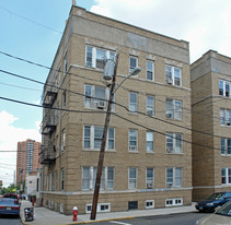 1900 West St Apartments