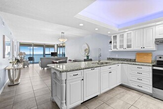 15400 Gulf Blvd in Madeira Beach, FL - Foto de edificio - Building Photo