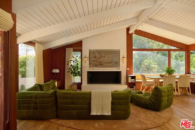 property at 980 Mesa Verde Rd