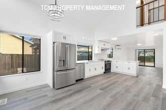 35426 18th Ave SW in Federal Way, WA - Foto de edificio - Building Photo