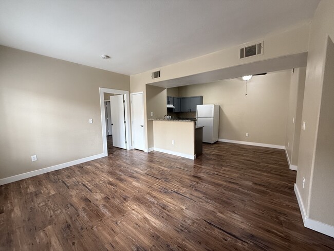 2101 Hussium Hills St, Unit 104 in Las Vegas, NV - Building Photo - Building Photo