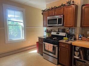 19 Holbrook Ct, Unit 2 in Melrose, MA - Building Photo - Building Photo