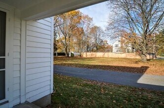 77 W Central St in Natick, MA - Foto de edificio - Building Photo