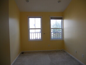 10 Devonshire Dr in Clifton, NJ - Foto de edificio - Building Photo