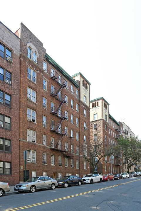 261-271 Seaman Ave in New York, NY - Building Photo