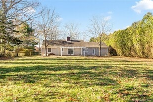 56 Seaman Rd in Jamesport, NY - Building Photo