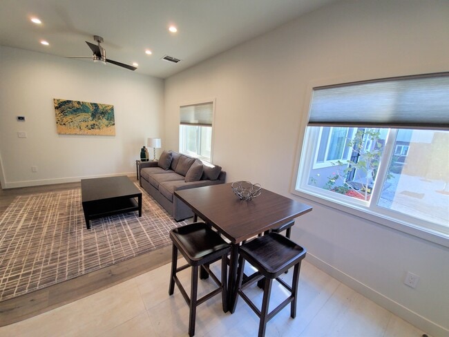 17556 Chase St, Unit 1 in Northridge, CA - Foto de edificio - Building Photo