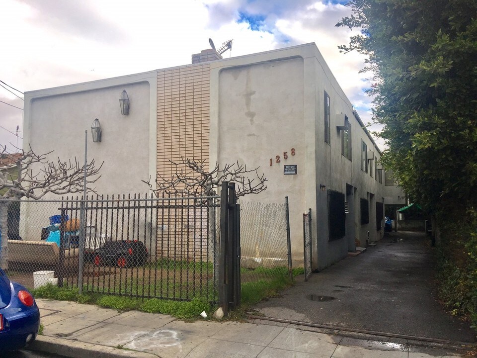 5235 Fountain Ave in Los Angeles, CA - Foto de edificio