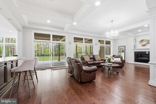 8735 Brook Rd in McLean, VA - Building Photo