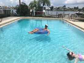 271 Southbay Dr, Unit 5th fl in Naples, FL - Building Photo