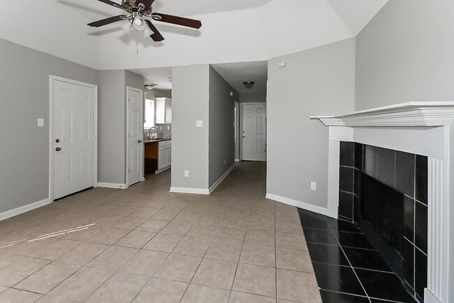 7865 Shadowland Cove in Memphis, TN - Foto de edificio - Building Photo