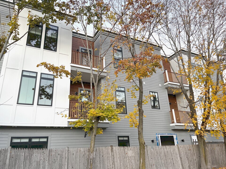 157 Everett St, Unit 203 in Boston, MA - Building Photo