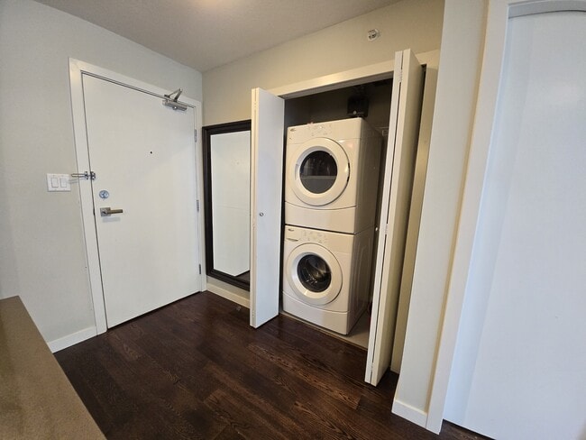 7117 Elmbridge Way in Richmond, BC - Building Photo - Building Photo