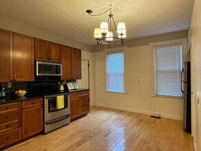 128 Chestnut St, Unit 1 in Brookline, MA - Building Photo - Building Photo