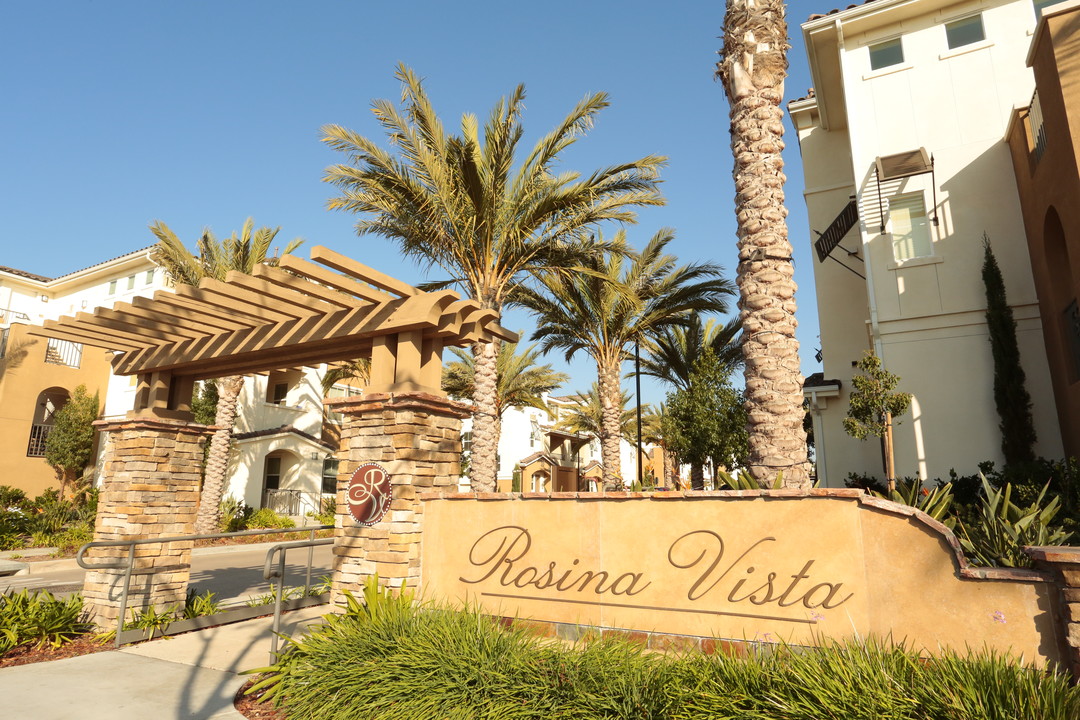 Rosina Vista in Chula Vista, CA - Foto de edificio