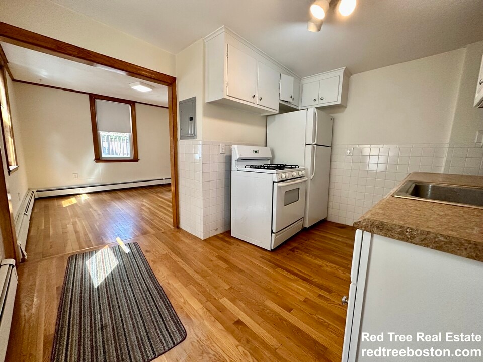 37 Cottage St, Unit 1 in Watertown, MA - Building Photo