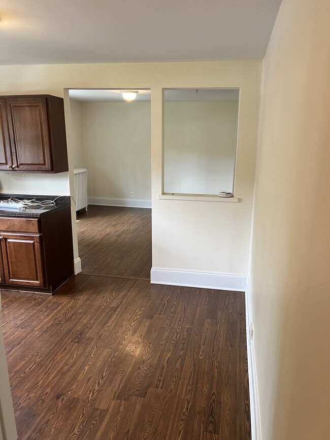 1143 E Main St, Unit #1 in Shrub Oak, NY - Foto de edificio - Building Photo