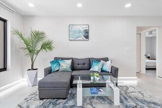 233 SE 4th Ter in Dania Beach, FL - Foto de edificio - Building Photo