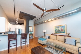 1224 W Van Buren St, Unit 622 in Chicago, IL - Building Photo