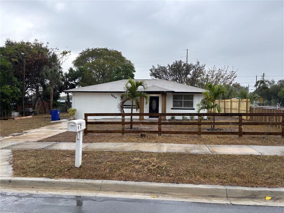 1215 New York Ave in Palm Harbor, FL - Building Photo