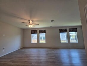 8902 Grand Western in Converse, TX - Foto de edificio - Building Photo