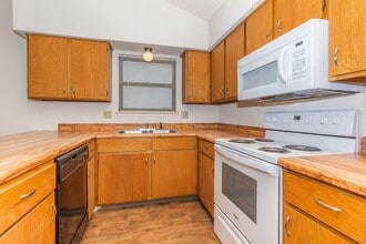 Ramsgate Apartments and Townhomes in Olathe, KS - Building Photo - Building Photo